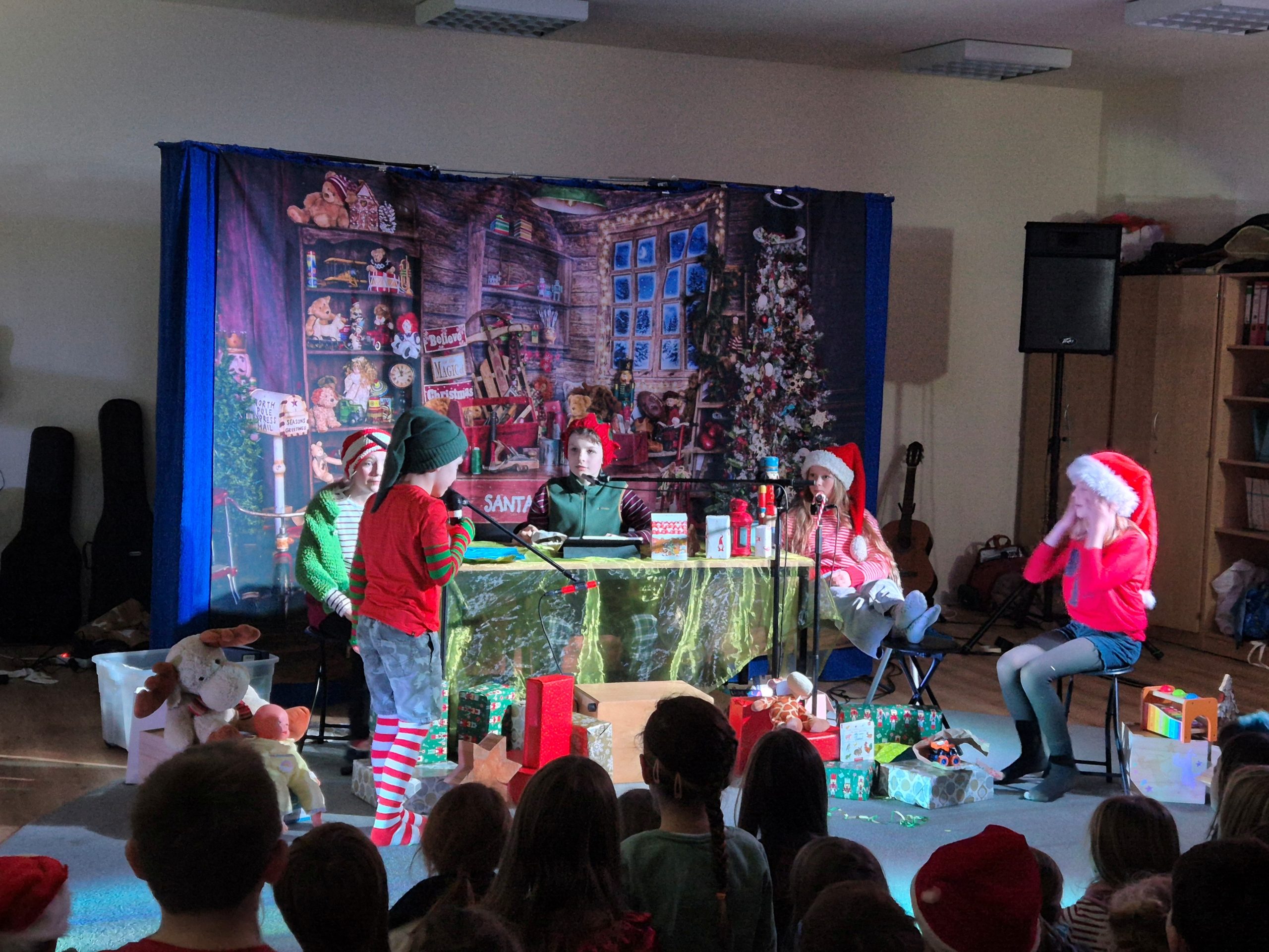 Szene mit Kindern bei Theatervorstellung