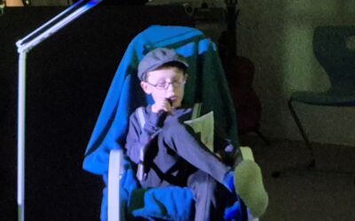 Chaos bei Familie Schlenkerbein – ein weihnachtliches Stück der Theater-AG